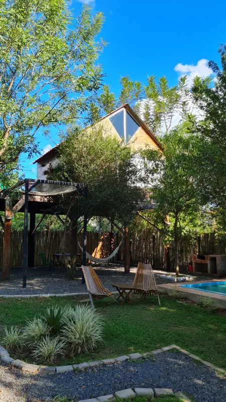 La Casa del Árbol de día, con la piscina privada